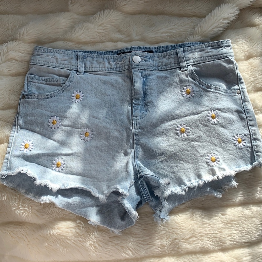 Y2K Denim embroidered daisy flower raw hem bleach jean shorts M